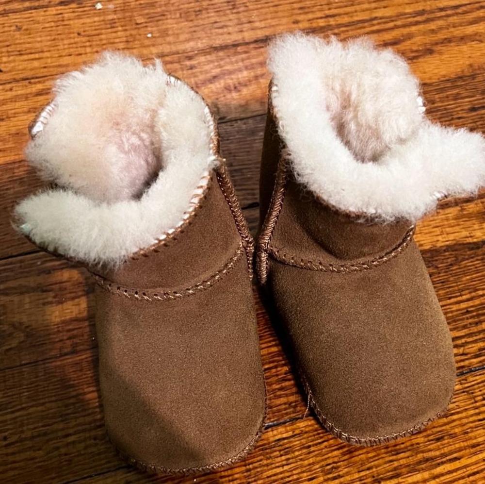 Baby unisex uggs for new borns worn only once great condition.